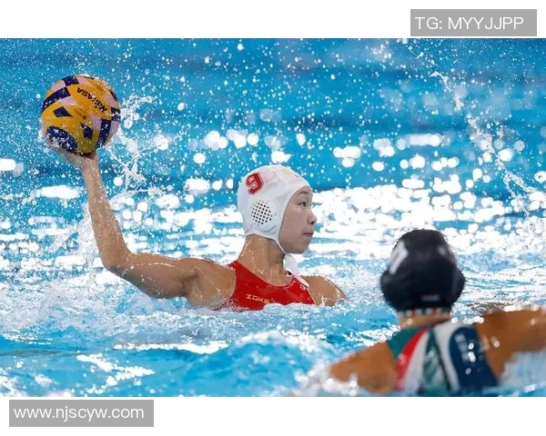 女子水球对决中国队挑战匈牙利队争夺世界冠军荣耀